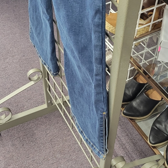 Time and Tru Womens High Rise Flare Jeans Size 2 Blue Med Wash Denim with Slits - Picture 5 of 9